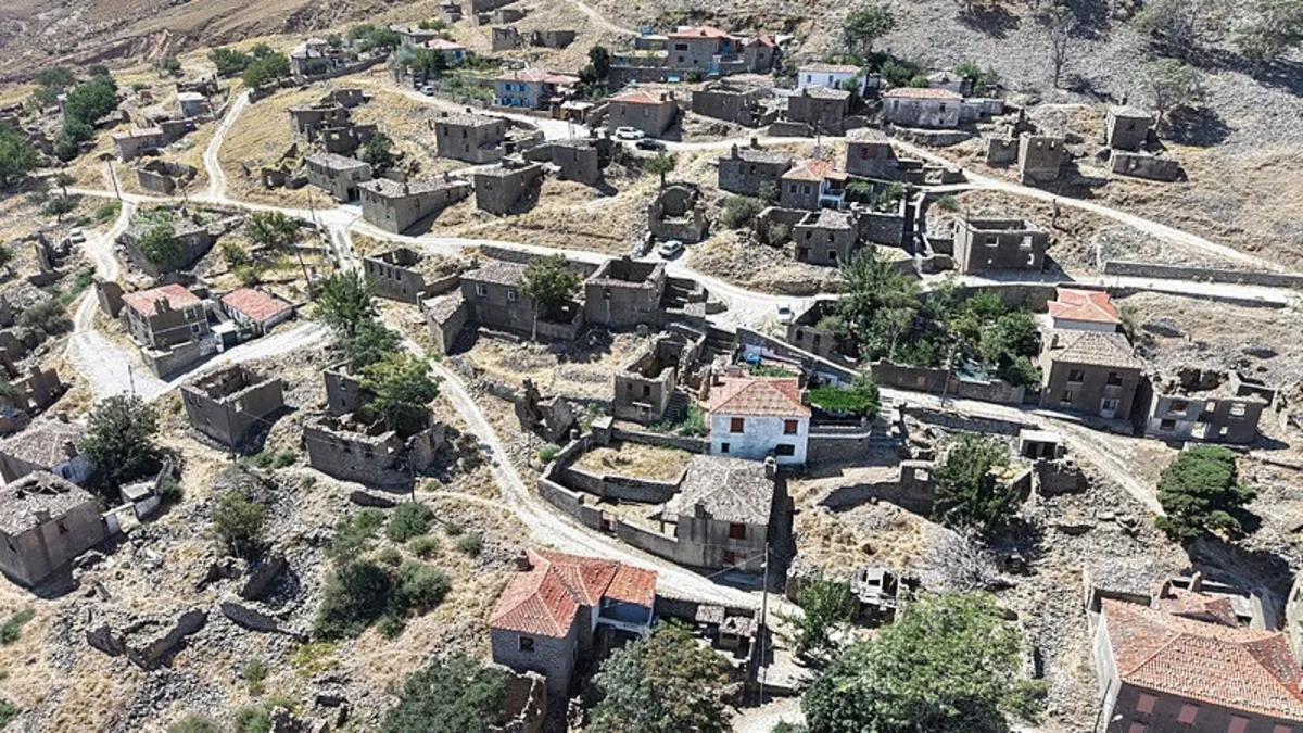 Gökçeada’da hayalet köy! 250 yıllık Rum evleri havadan görüntülendi