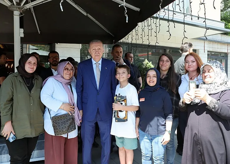 Başkan Erdoğan, Üsküdar’da esnafı ziyaret etti
