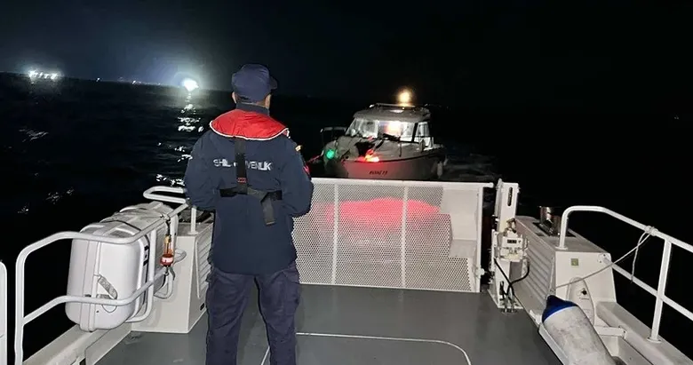 Aydın’da gece vakti kurtarma operasyonu! Sürüklenen teknedeki 3 kişi kurtarıldı