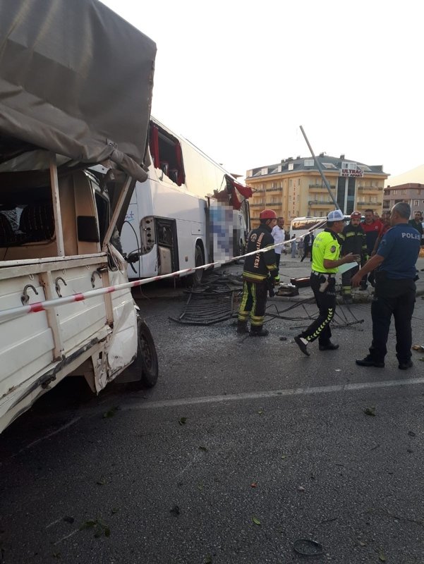 Denizli De Otobus Kamyon Ve Kamyonet Birbirine Girdi Denizli Haberleri