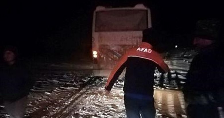 Kar nedeniyle yolda kalan 30 işçiyi AFAD kurtardı