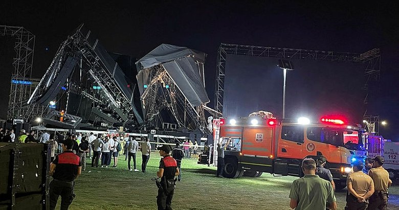 İzmir’de sahne çöktü