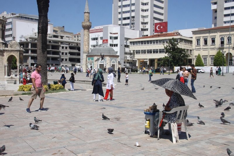 İzmir’de sıcak hava bunalttı