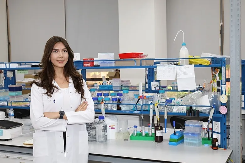 izmirli-genc-bilim-insanindan-gururlandiran-basari-dunyanin-en-iyi-universitelerinden-birine-kabul-edildi-1783503815059.jpeg