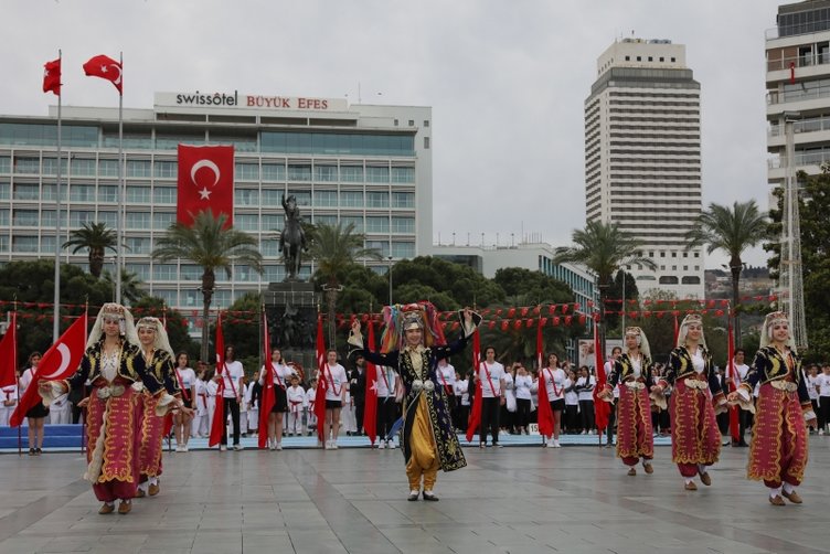İzmir’de 19 Mayıs coşkusu! Vatandaşların katılımı yoğun oldu