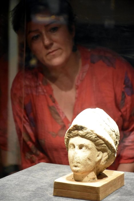 27 yıl sonra ilk kez sergilenmeye başladı! Tanrıça ’Athena’nın 2 bin 300 yıllık heykel başı İzmir’de