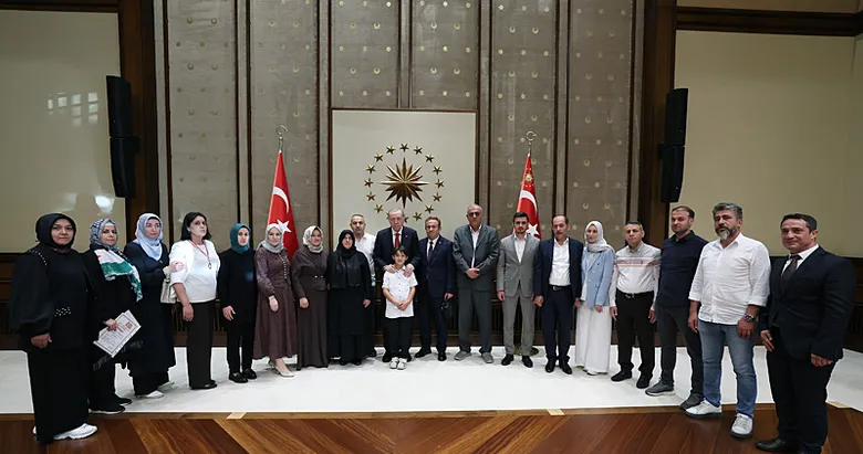 Başkan Erdoğan’dan acılı ailelere kabul: Kahramanmaraş’taki saldırıda hayatını kaybeden öğrencilerin yakınlarıyla görüştü