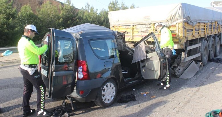 Manisa’da kamyonet TIR’a çarptı: 3 ölü, 1 ağır yaralı