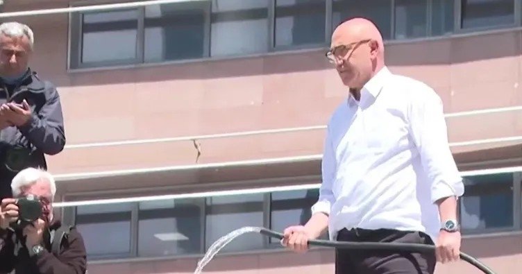 chp-genel-merkezinde-dikkat-ceken-goruntu-mahmut-tanal-hortumla-catiya-cikti-1779627244322.jpeg