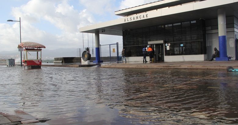 İzmir’de vatandaş isyan etti: ’Fırtına sonrası her seferinde aynı sıkıntıları yaşıyoruz’