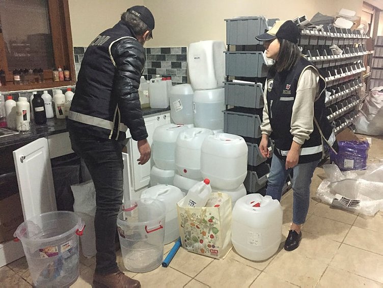 İzmir’de operasyon! Villayı elektronik sigara imalathanesine çevirmişler