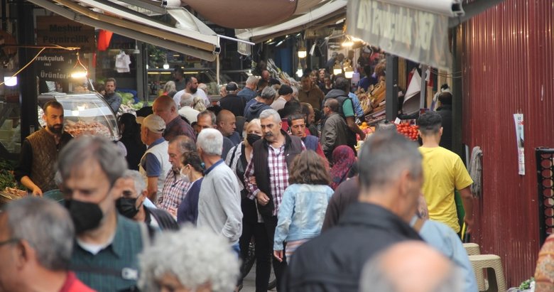 İzmir’deki Tarihi Kemeraltı Çarşısı’nda bayram yoğunluğu