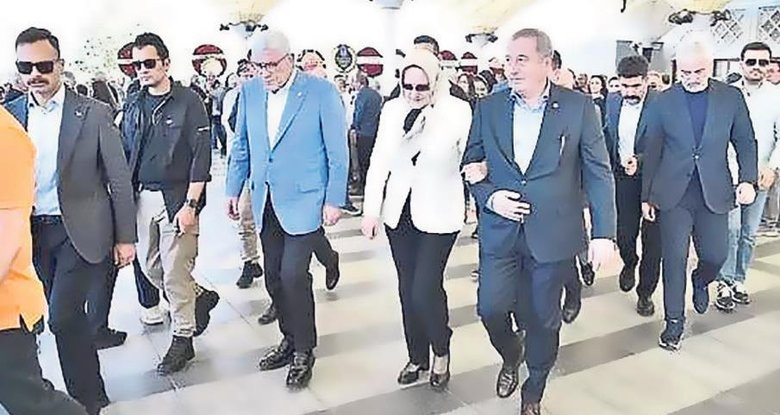 Meral Akşener başkanlığı bıraktı siyaseti bırakmadı