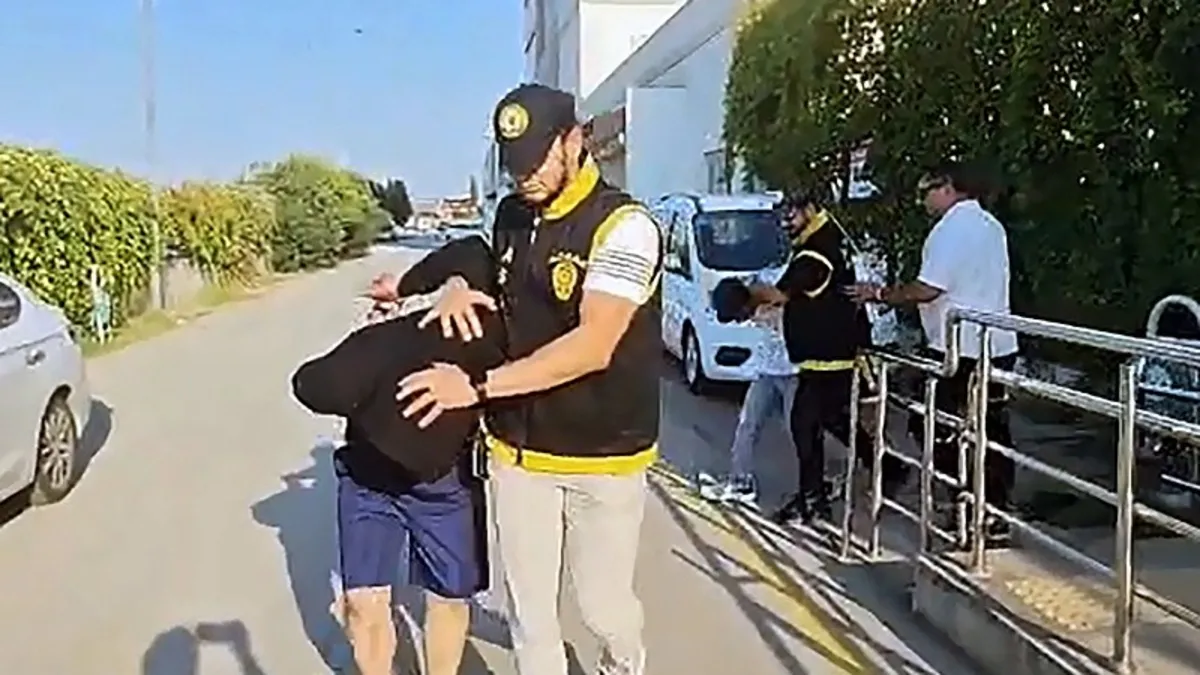 Adana'da kanlı gece! Ev arkadaşlarını öldürdüler: Cinayet evinde kilitli kalınca…