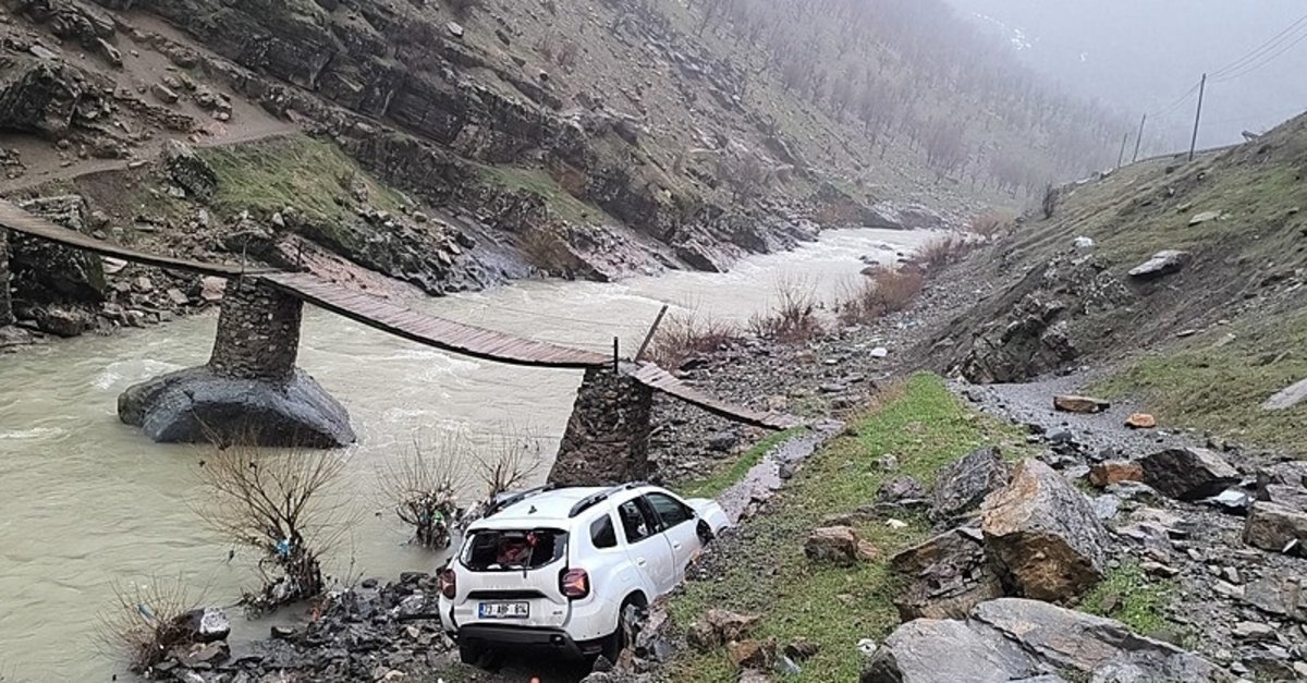 Ölüme ramak kala…Otomobil uçuruma uçtu, 2 yaralı!