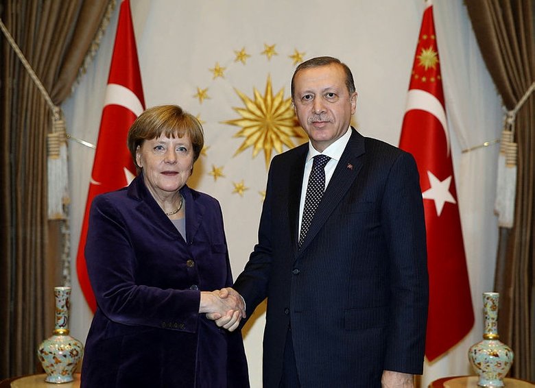 Başkan Erdoğan’dan yoğun telefon trafiği: Putin, Merkel, Kazımi