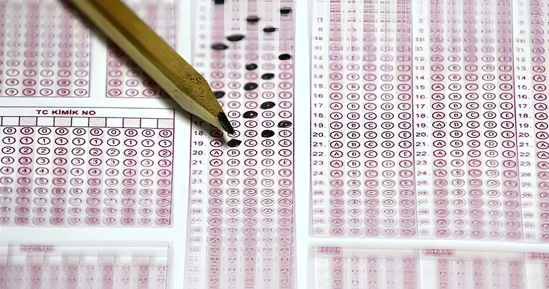 Hatalı soru davasını aday kazandı