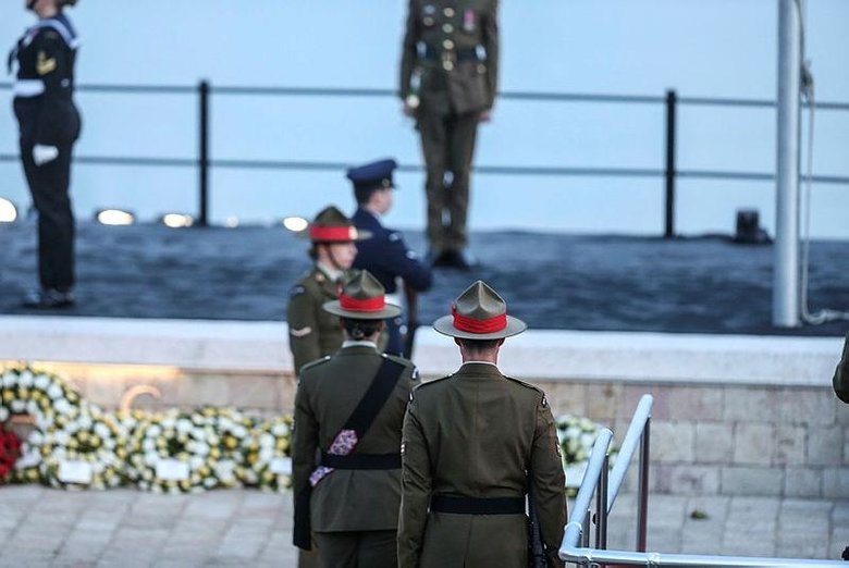 Anzaklar Çanakkale’de geleneksel ‘şafak ayini’ ile atalarını andı