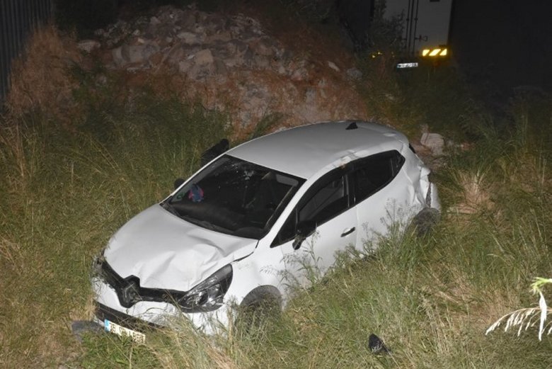 5 metre yükseklikten yuvarlandı! Araçtaki yaralıları bırakıp kaçtı