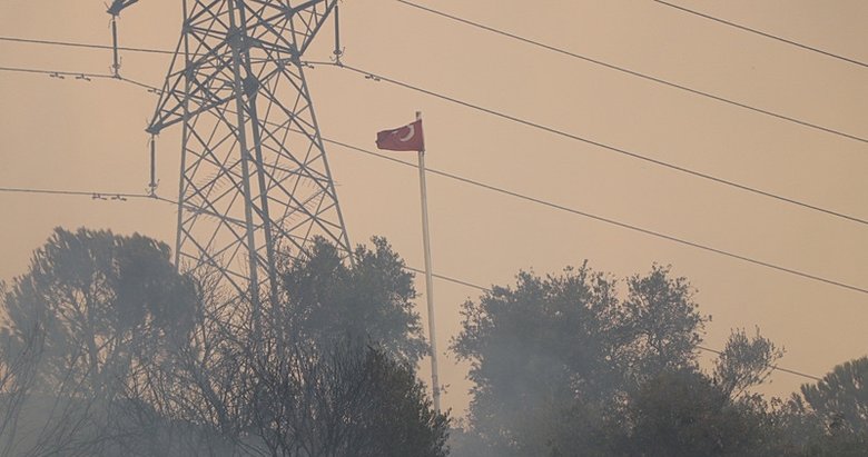 Bayrak sevgisi yangını yendi