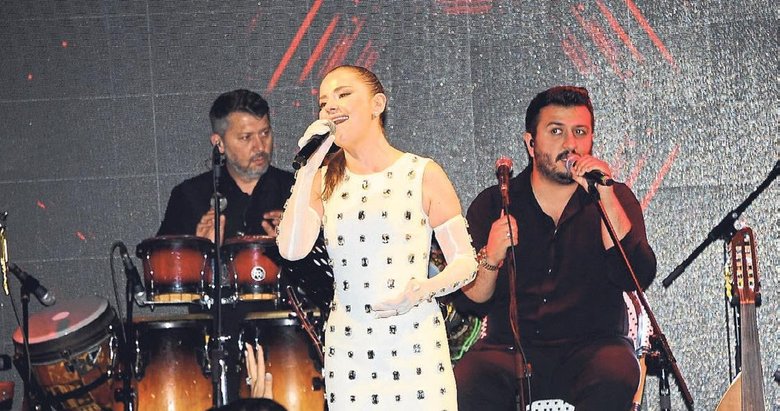 İzmir sahneleri ünlüleri ağırladı