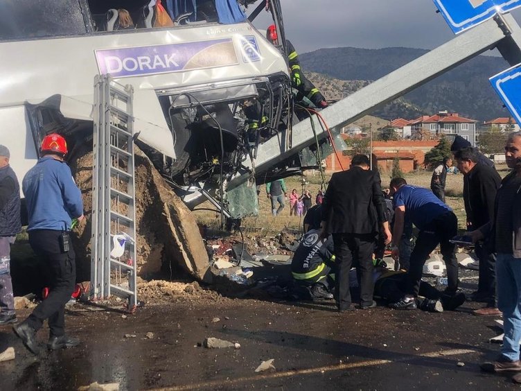 Denizli’de korkunç kaza! Tur otobüsündeki turistleri ölümle burun buruna geldi: 4’ü ağır 20 yaralı