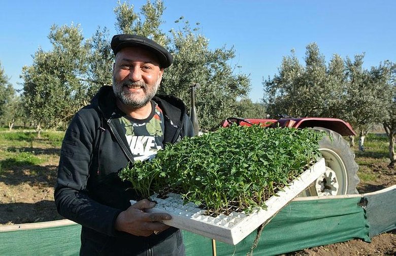 Hüsnü Şenlendirici, İzmir’deki çiftliğinde köy hayatı yaşıyor