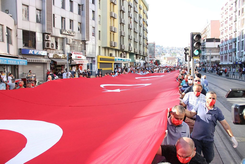 İzmir'in kurtuluş gururu! 350 metrelik Türk Bayrağı caddelere sığmadı