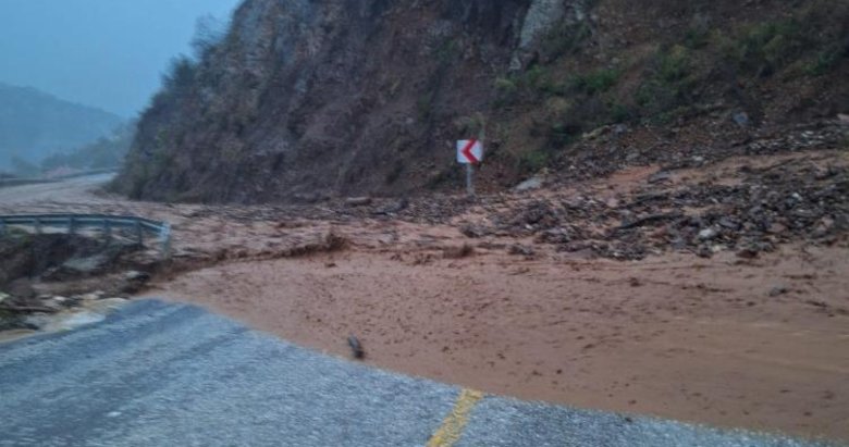 Marmaris’te sağanak etkili oldu, yollar kapandı