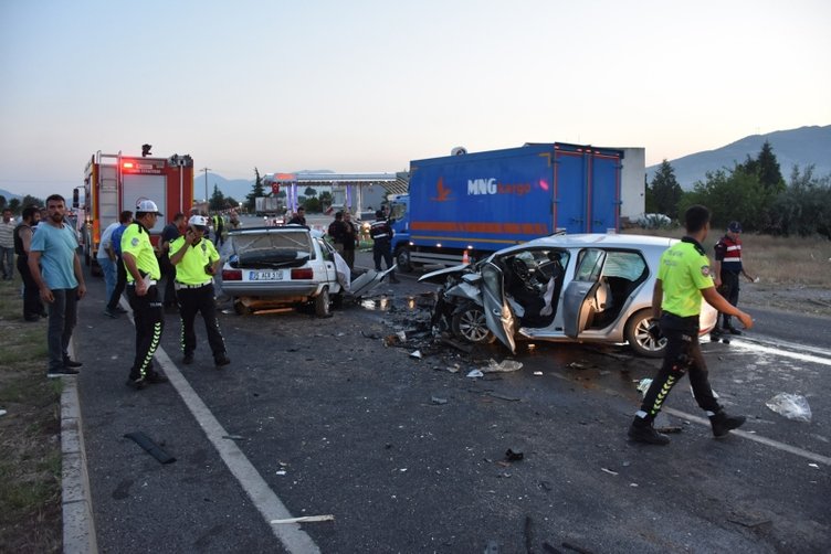 İzmir Kemalpaşa’da iki otomobil çarpıştı: 3 ölü, 1 yaralı
