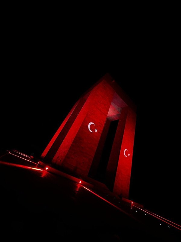 Çanakkale Şehitler Abidesi’ne Türk bayrağı yansıtıldı