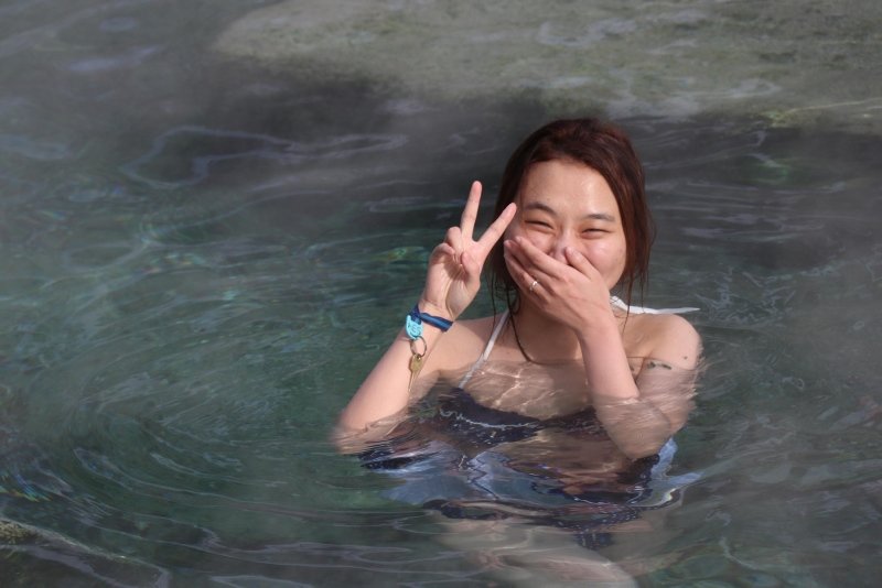 Denizli’’de turistler soğuk havaya aldırmadı! Eksi 2 derecede havuza girdiler