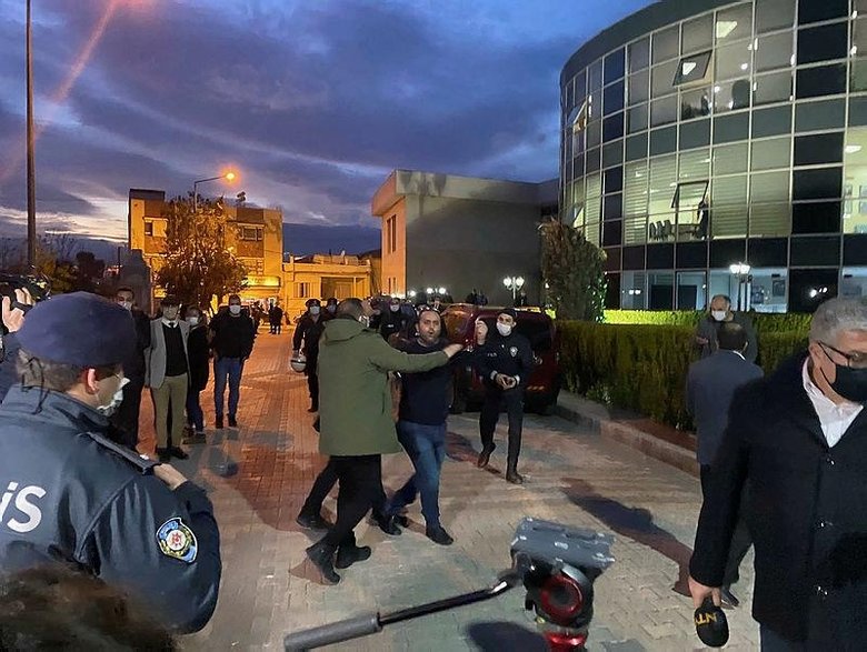 Şehit yakınından CHP’li Tunç Soyer’ tepki: Ayrı bayrak isteyen buraya gelmesin