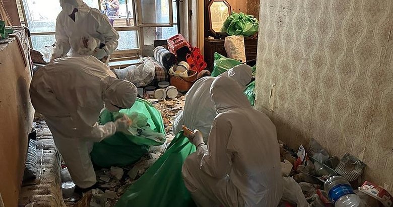 İzmir’de akılalmaz görüntü! 25 yıl boyunca evde çöp biriktirmişler