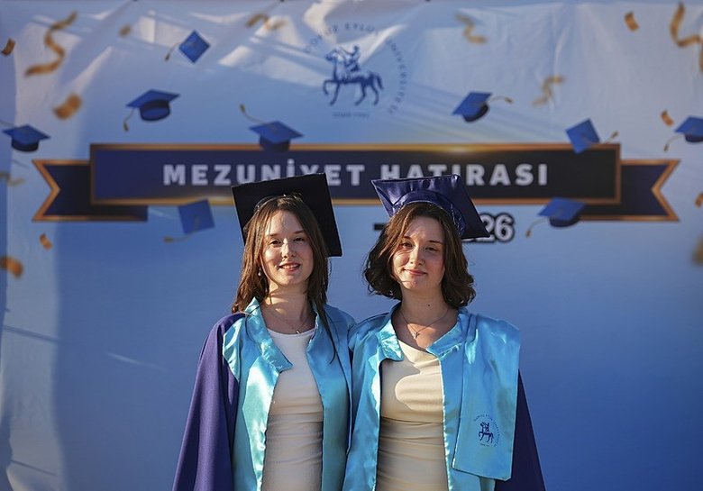 izmirde-ikiz-kardeslerden-cifte-basari-yogun-bakimda-bile-saskinlik-yarattilar-1781687453300.jpeg