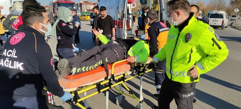 Afyonkarahisar’da öğrenci servisi ile trafik polis otosu çarpıştı