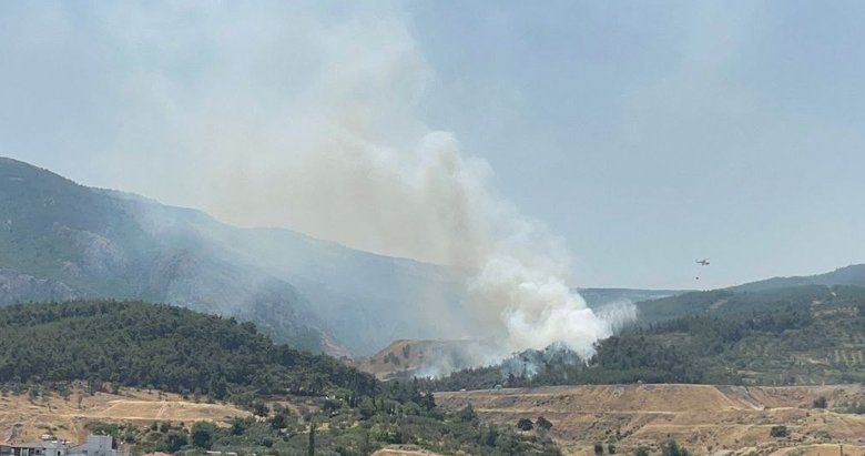 Manisa’da orman yangınına uçakla ve helikopterle müdahale edildi