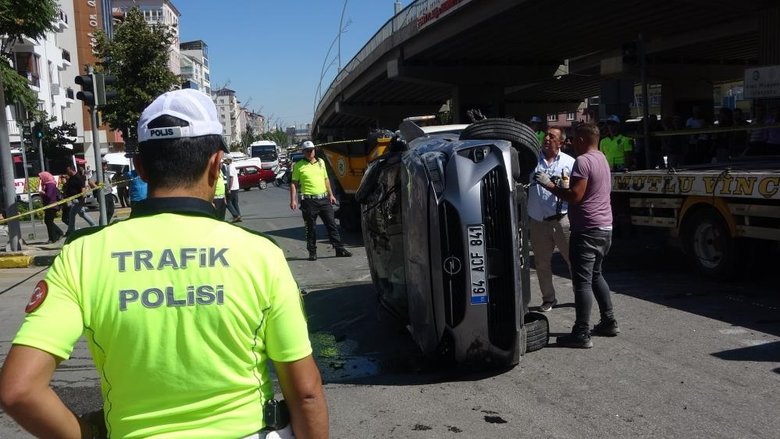 Uşak’ta feci kaza! Kırmızı ışıkta geçti, 2 araca çarptı, takla attı...