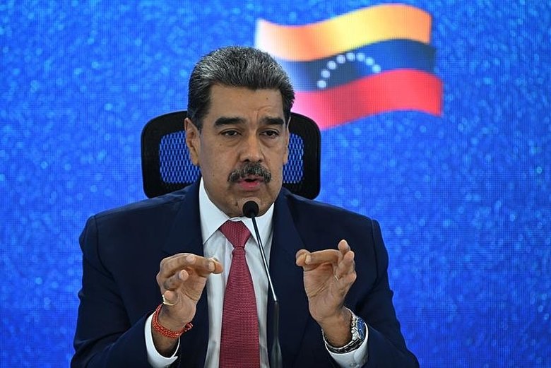 abd-basinindan-carpici-iddia-maduro-ve-esi-suruklenerek-cikarildi-1767454168293.jpeg