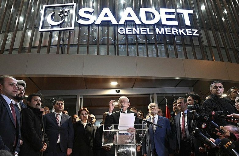 6’lı koalisyona geri dönen Meral Akşener’in yüz ifadesi ne anlatıyor? Masaya oturmaya zorlandı! İşte çok konuşulan olayın perde arkası...