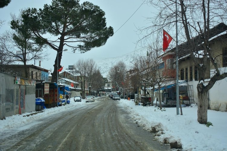 İzmir’de kar yağışı! Ödemiş ilçesi beyaza büründü