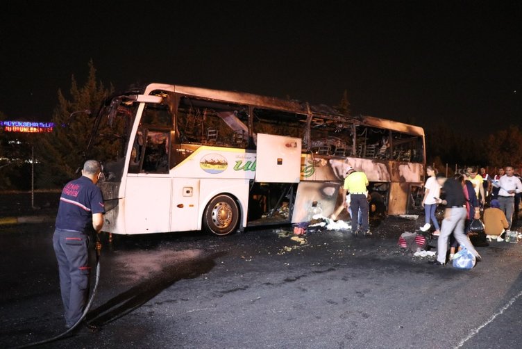 İzmir’de seyir halindeki otobüs yandı! Kameralara böyle yansıdı