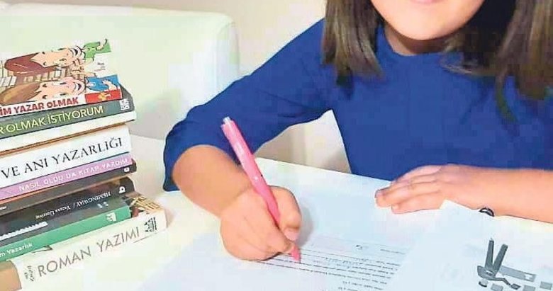 Rana 8 yaşında 3. kitabını yazıyor