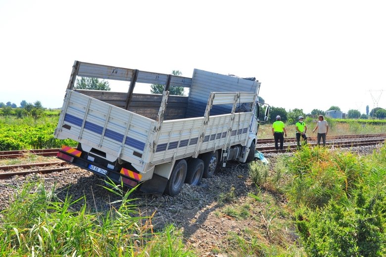 Kontrolden çıkarak tren raylarına girdi!