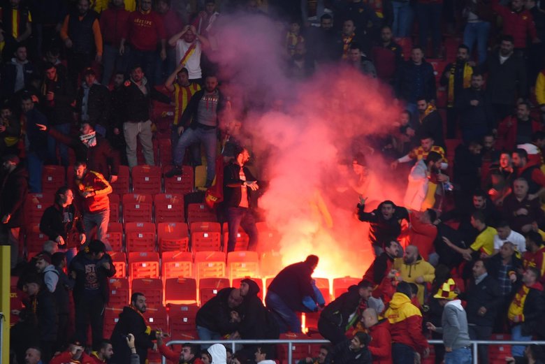 Göztepe - Altay maçında olaylar çıktı: Tribüne fişek, kaleciye sopalı saldırı!
