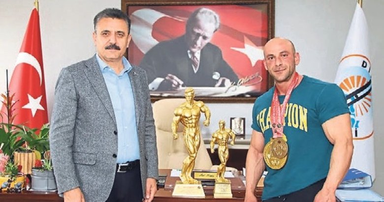 Çarşıda zabıta memuru, vücut geliştirmede Türkiye şampiyonu