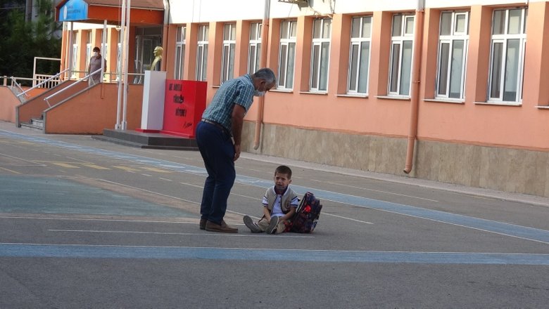 Okulda ilk gün! Çanakkale’de okula yalnız giren Emir ağlayarak dışarı çıktı