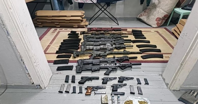 İzmir’de 26 ayrı adrese silah kaçakçılığı baskını: 15 gözaltı