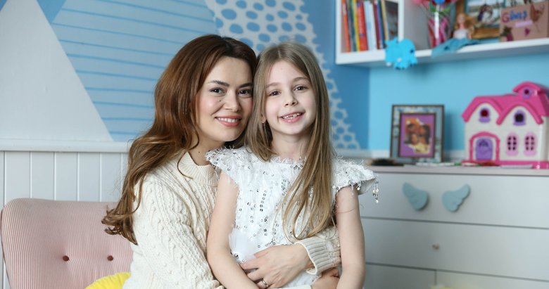 Bir Küçük Gün Işığı setinde sürpriz kutlama!