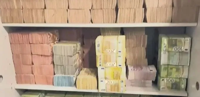 ahbaptaki-milyarlik-skandal-buyuyor-riza-akpolatin-rusvet-gelirlerini-akladigi-dovizciye-ahbaptan-para-transfe-1784527482651.jpeg
